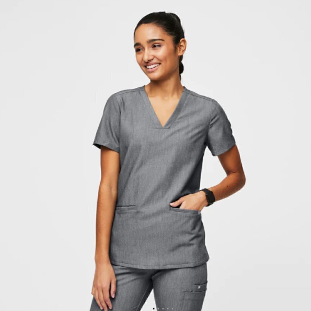 Figs Casma Three Pocket Scrub Top in Graphite, size XXS